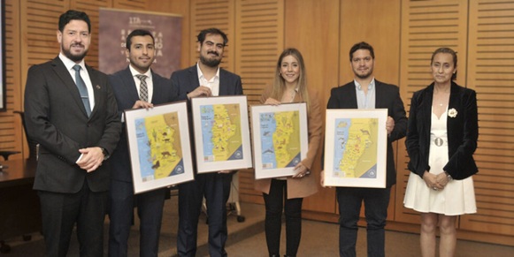 Mapas enmarcados entregados como certificados en una ceremonia