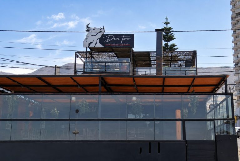Restaurante de Iquique reclama ante el Primer Tribunal Ambiental contra multa de la SMA por supuestas infracciones a norma de ruido