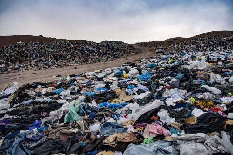 Ingresa demanda por daño ambiental en contra del Fisco y de la Municipalidad de Alto Hospicio por vertederos ilegales en el desierto