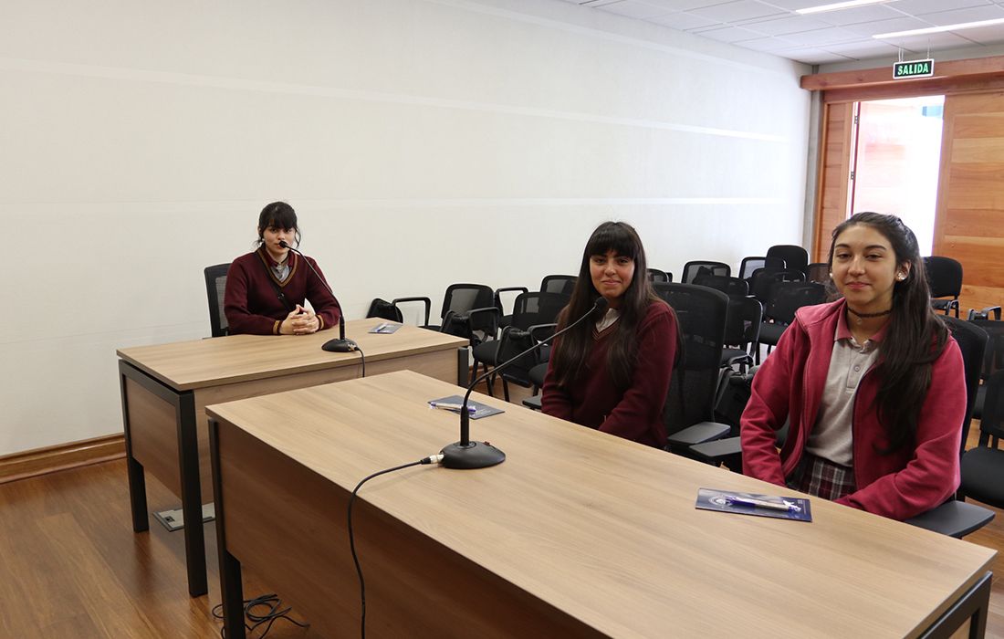 Alumnas del Liceo B13 conocen el Primer Tribunal Ambiental 