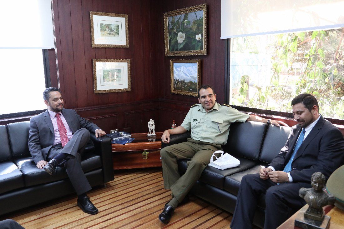 Jefe de la Segunda Zona de Carabineros recibe saludo de Ministros del 1TA