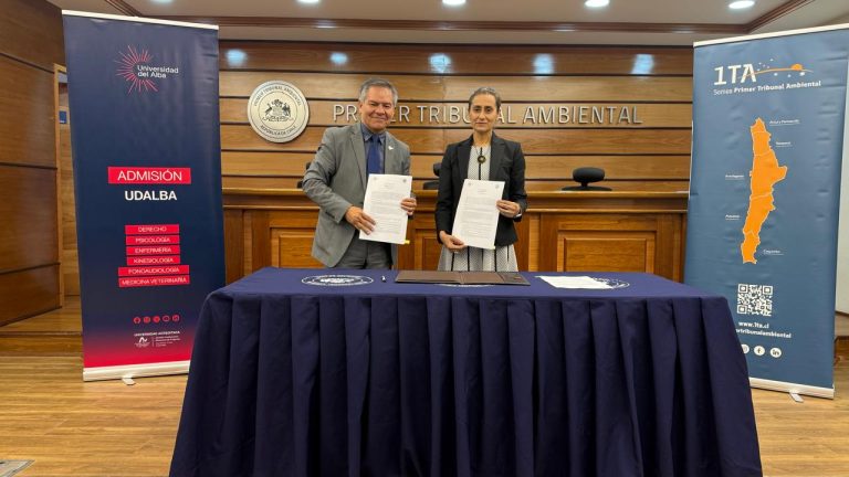 Primer Tribunal Ambiental y Universidad del Alba firman convenio de colaboración en Antofagasta