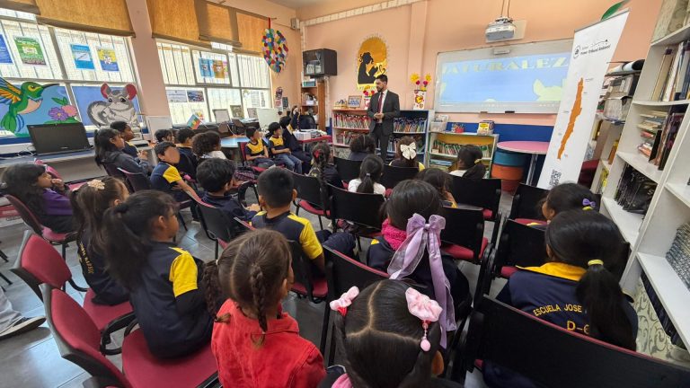 Estudiantes de la Escuela José Papic Radnic recibieron material educativo ambiental