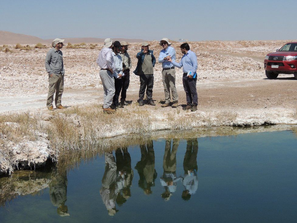 Ministros en Ciencias realizan inspección a Puquios del Salar de Llamara 